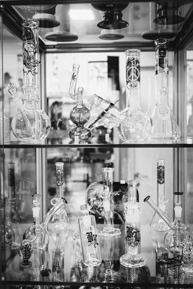 Γυάλινα bongs σε βιτρίνα καταστήματος Sativa Headshop