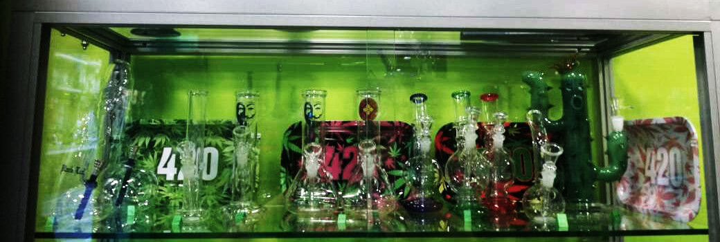 Συλλογή γυάλινων bongs στη βιτρίνα του Sativa Headshop Θεσσαλονίκη